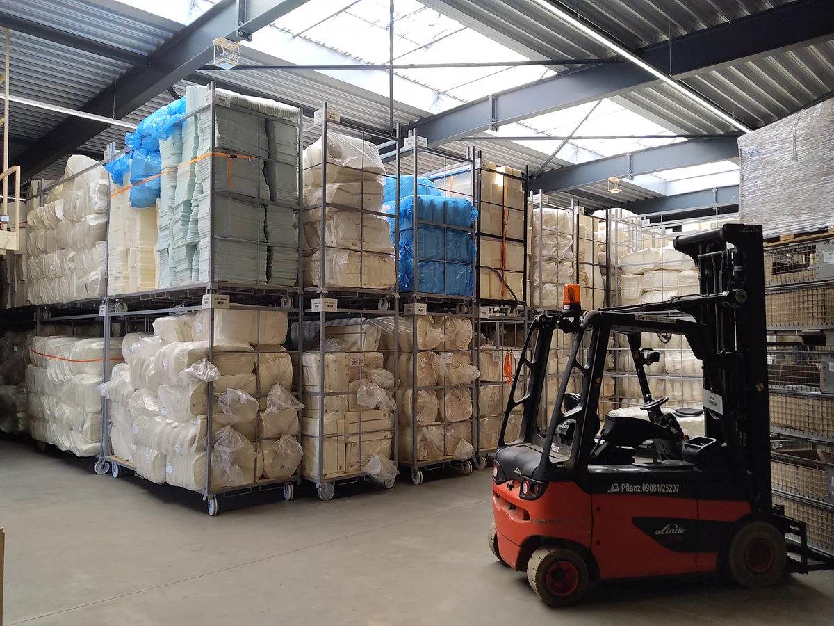 Lagerhalle mit Schaumstoffteilen und Gabelstapler bei Schwager Formschaum