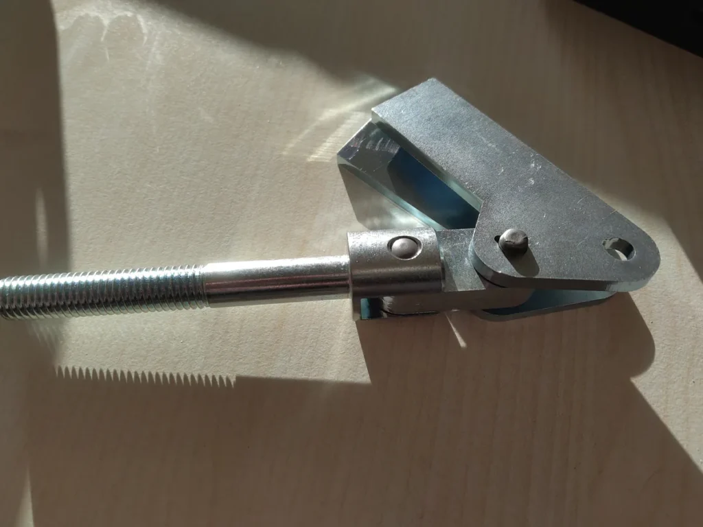Montierte Gelenkmechanik aus Metall für eine Baugruppe