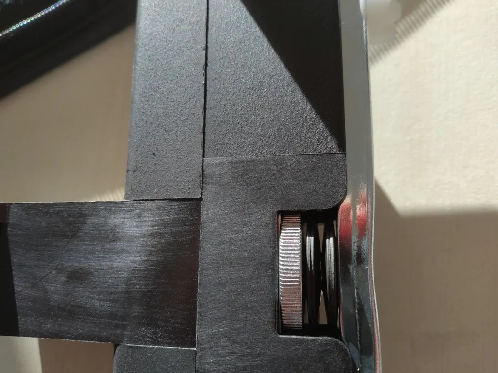 Detailansicht einer montierten schwarzen Verstellmechanik